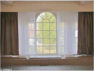 Den/Family/Great Room - Notice the built-in seatin
