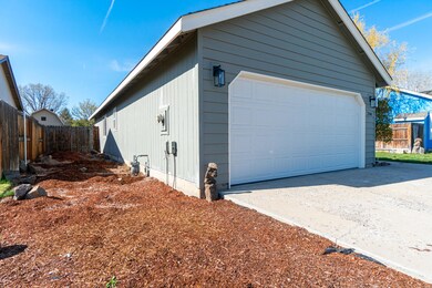 2944 SW Peridot Ave, Redmond, OR 97756 - photo 3