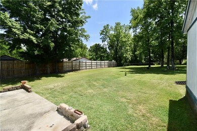 1915 Murrayhill Rd, Greensboro, NC 27403 - photo 6