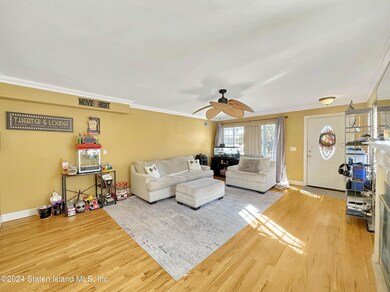 04 Living room (2nd fl)