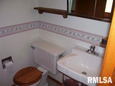 205 Half Moon St, Lincoln, IL 62656 - photo 3