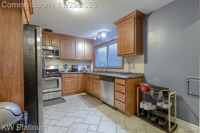 24824 Raven Ave, Eastpointe, MI 48021 - photo 7