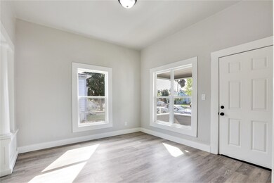 3121 Mono Livingroom 4