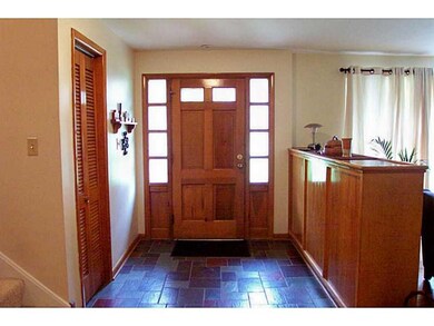 Entry/Foyer.