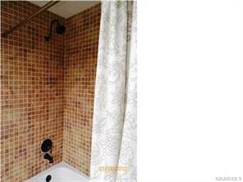 Tiled full tub/shower