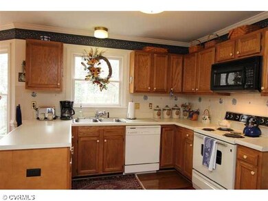 Kitchen - Bright Kitchen w/Crown Molding and Hardw