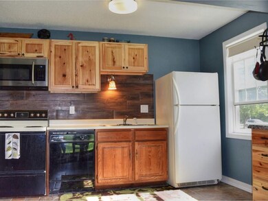 139 N Twin Oaks Terrace, South Burlington, VT 05403 - photo 2