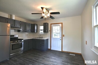 2424 W 58th St, Davenport, IA 52806 - photo 5