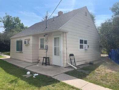 Side door walks into kitchen