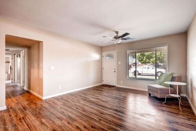 2219 W Verde Ln Phoenix AZ-large-007-Liv