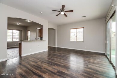005-photo-living-room-13824816
