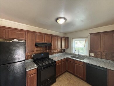 Kitchen with decorative backsplash, ornamental mol