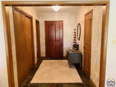 2707 SW Fairway Dr, Topeka, KS 66611 - photo 2