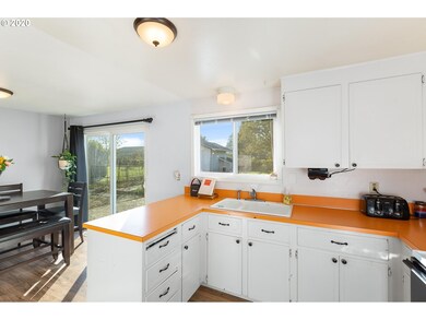 1373 NE Village Squire Ct, Gresham, OR 97030 - photo 7