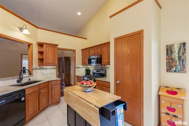 5355 Friendship Dr, Davenport, IA 52804 - photo 7