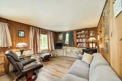 Cozy living room w/built-in bookcases