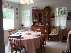BRIGHT DINING ROOM