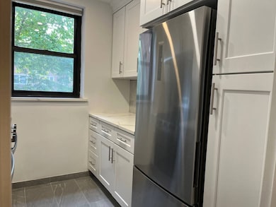 New Kit SS appliances quartz counters