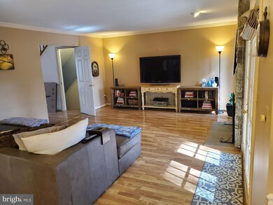 20736 Highland Hall Dr, Montgomery Village, MD 20886 - photo 5