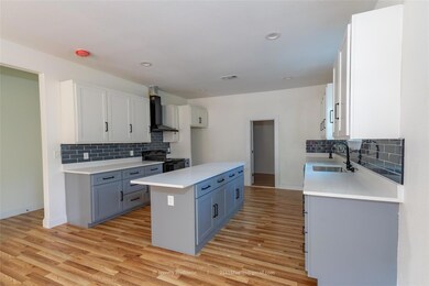 311 N Walnut St, Cleburne, TX 76033 - photo 3