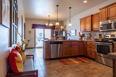 Kitchen & Dining