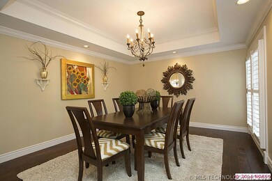 Banquet size dining room features,tray ceiling, cr