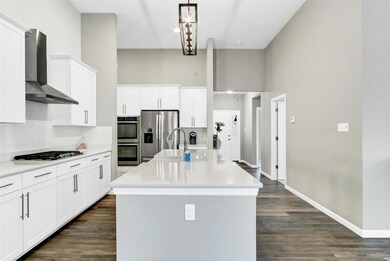 Stunning kitchen with 5 burner gas cooktop with fl