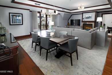 four_seasons_8101_living_3