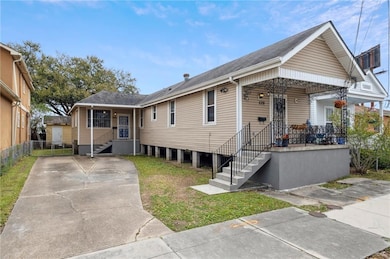 The large driveway provides reserved parking for 2+ vehicles.