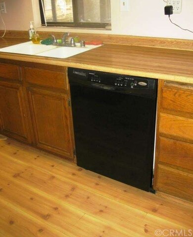 Dishwasher - laminate flooring through to kitchen