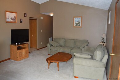 602 Cambridge Manor Dr, Schenectady, NY 12302 - photo 3