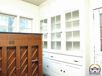 620 SW 9th St, Topeka, KS 66612 - photo 4