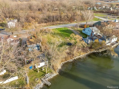 5 W Jefferson Ave, Gibraltar, MI 48173 - photo 4