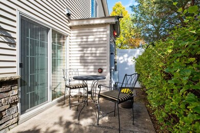 Cozy private patio off of the dining room -with en