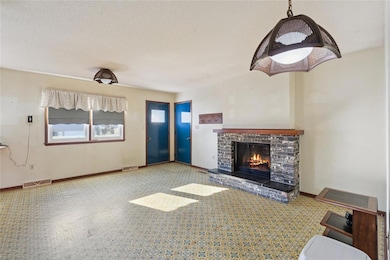 1904 Prairie St, Grinnell, IA 50112 - photo 4