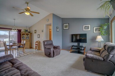 142 Gunther Dr, Evansville, WI 53536 - photo 2