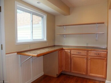 Breakfast bar and additional storage space in the 