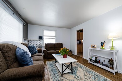 8120ForestBeachLR2