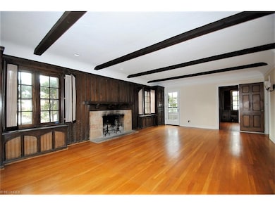 STUNNING LIVING ROOM WITH WOOD FLOORS, BEAMED CEIL