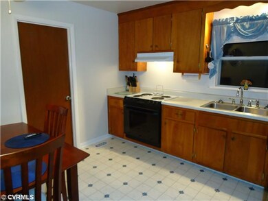 Kitchen - Eat-in Kitchen. New backsplash and vinyl