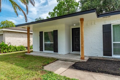 16915 Blackhawk Blvd, Friendswood, TX 77546 - photo 2