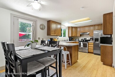 Kitchen & Dining