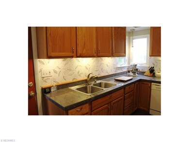 Attractive oak cabinetry, tiled work surfaces and 