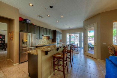 011_Breakfast Bar and Kitchen