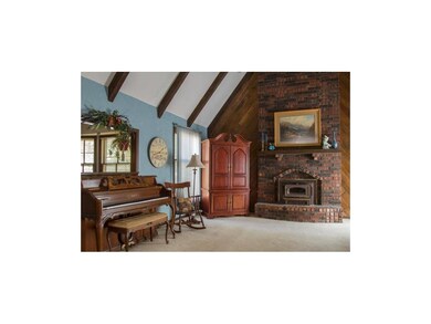 There is a look through to the kitchen/breakfast a