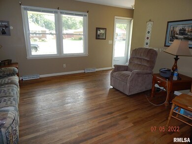 2317 W 36th St, Davenport, IA 52806 - photo 3