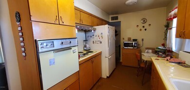 824 S Doran Cir - Kitchen
