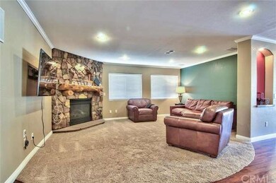 Directly open to the kitchen and with a classic co