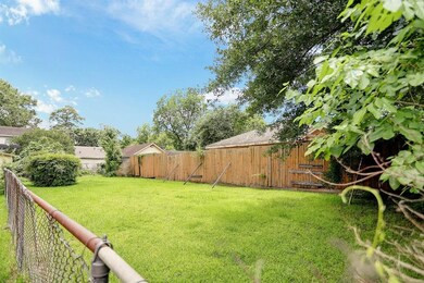 916 Caplin St, Houston, TX 77022 - photo 4