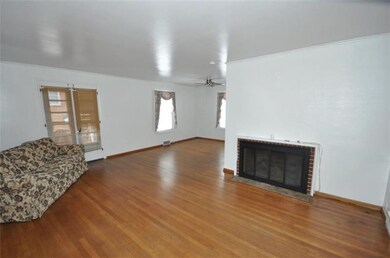 Gleaming hardwood floors throughout>
